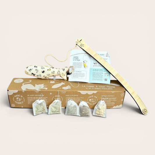 Canne à pêche pour chat avec doudou & 5 herbes bio — Jouet interactif français · Artisanal